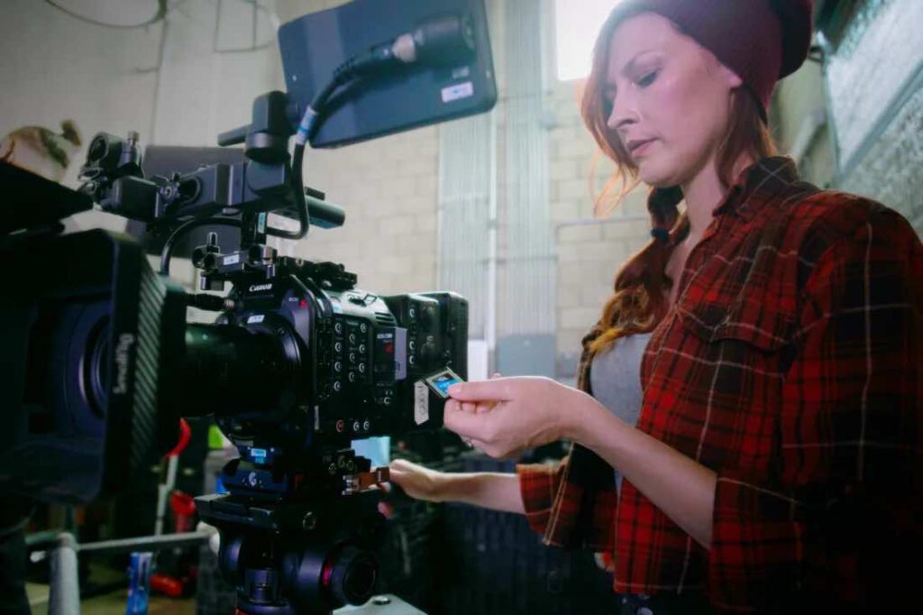 atlas-cfx-camera-person-on-location-abart-pro-1024x682.jpeg